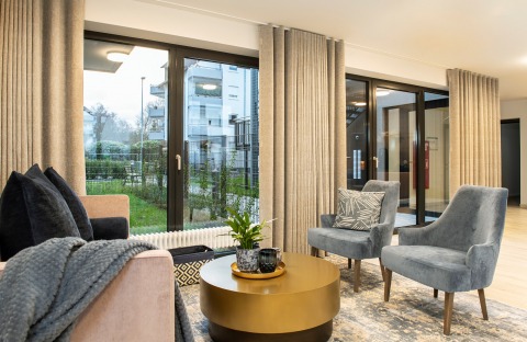Blick in die stilvolle Lounge im Seniorewohnpark Am Erbach in Homburg